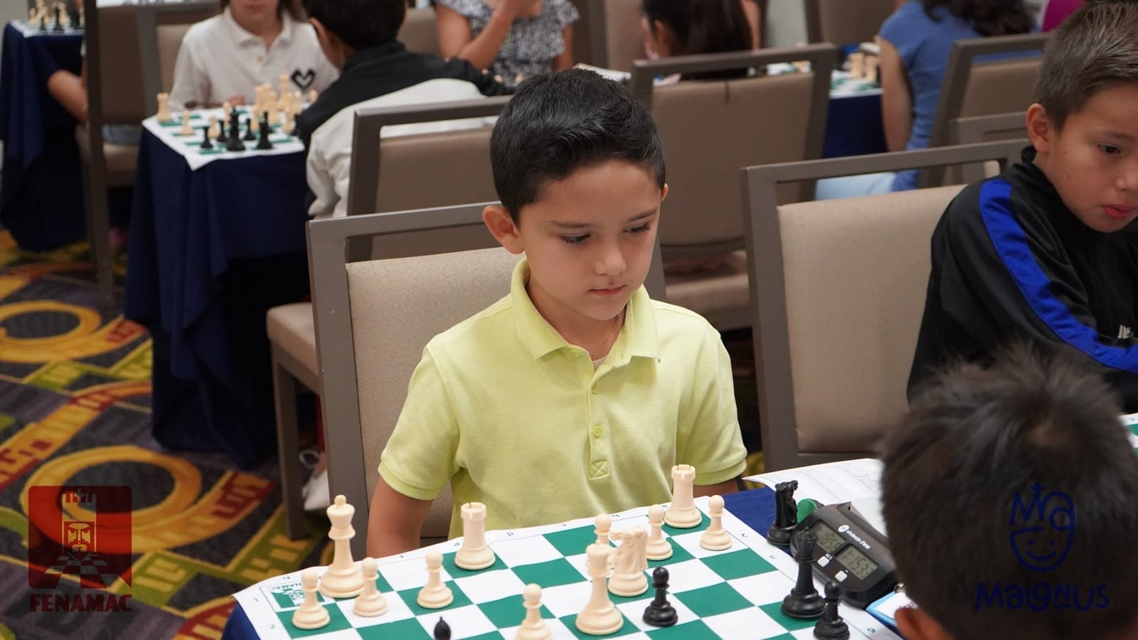 Ajedrez intergeneracional: abuelos y nietos jugando juntos